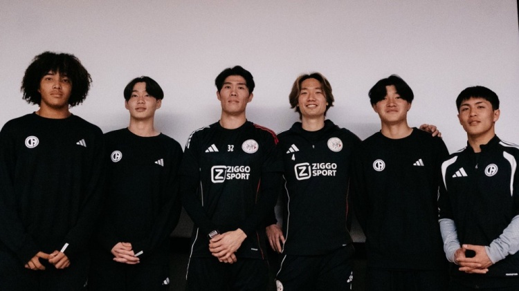 多名日本U17国脚试训阿贾克斯青年队，并与富安健洋、板仓滉合影